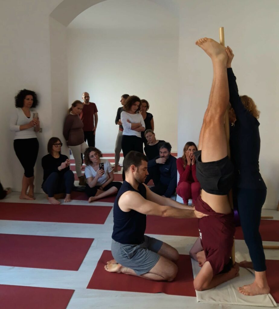 Foto durante la pratica Dona Holleman Yoga